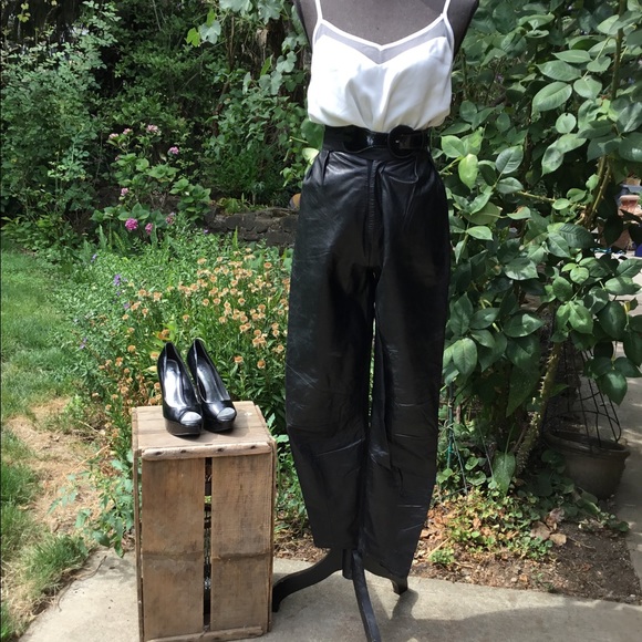 Sexy pair of high waisted leather pants - Picture 1 of 9